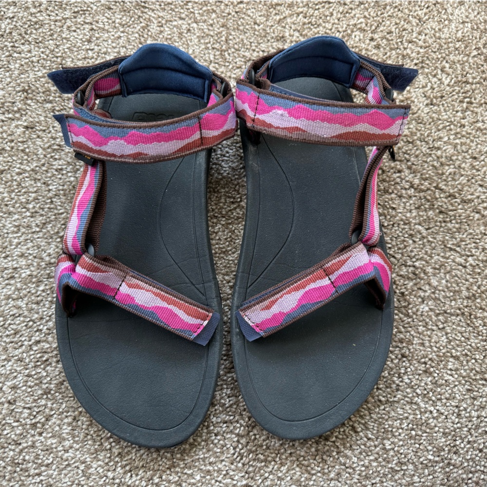 Teva junior size 6 or women’s 8